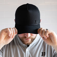 BLACK/RED HAT